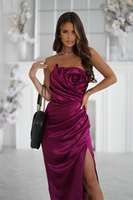 ELEGANCKA SUKIENKA SATYNOWA BEZ RAMIĄCZEK Z DRAPOWANĄ RÓŻĄ I ROZCIĘCIEM ROSA bordowy