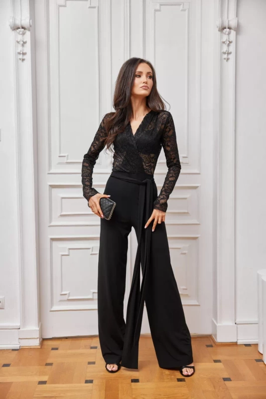 Elegancki KOMBINEZON  Z KORONKOWĄ GÓRĄ I WIĄZANY W TALII CZARNY