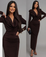 Elegancka Maxi Sukienka  z marszczeniem Misty z długim rękawem czekoladowa