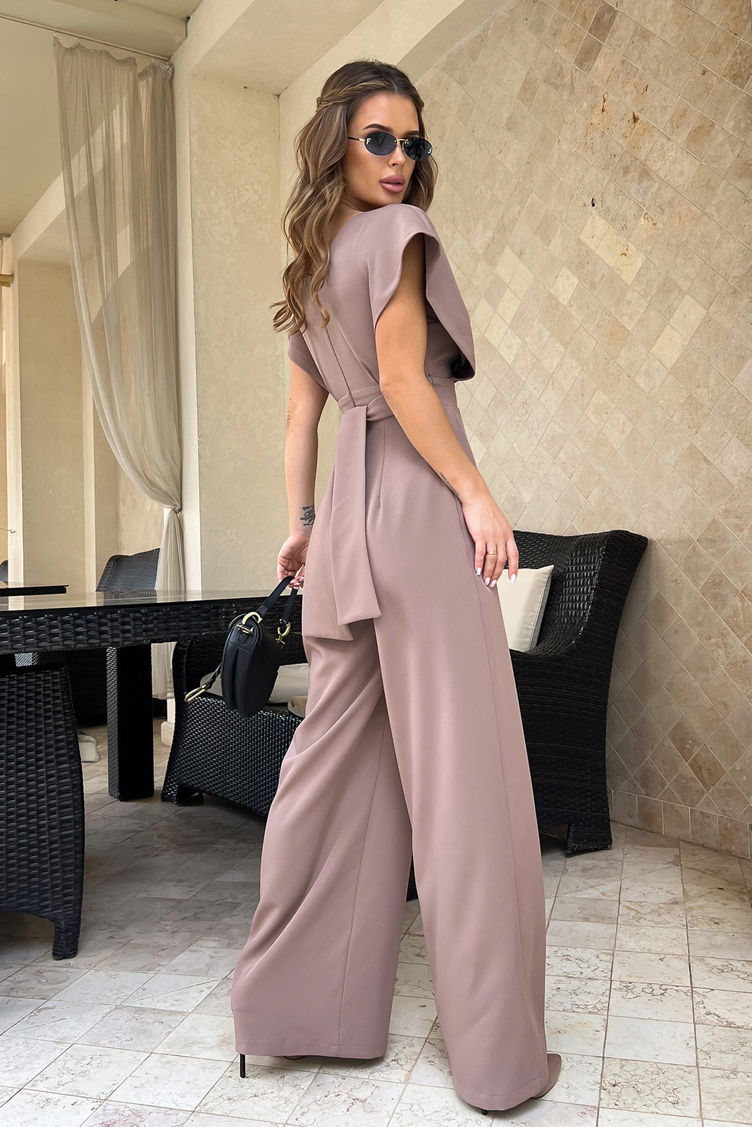 Elegancki KOMBINEZON Z ZAKRYTYMI RAMIONAMI- camel