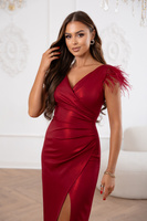 Długa taliowana sukienka Samira bordowa z rozcięciem odsłaniającym nogę.