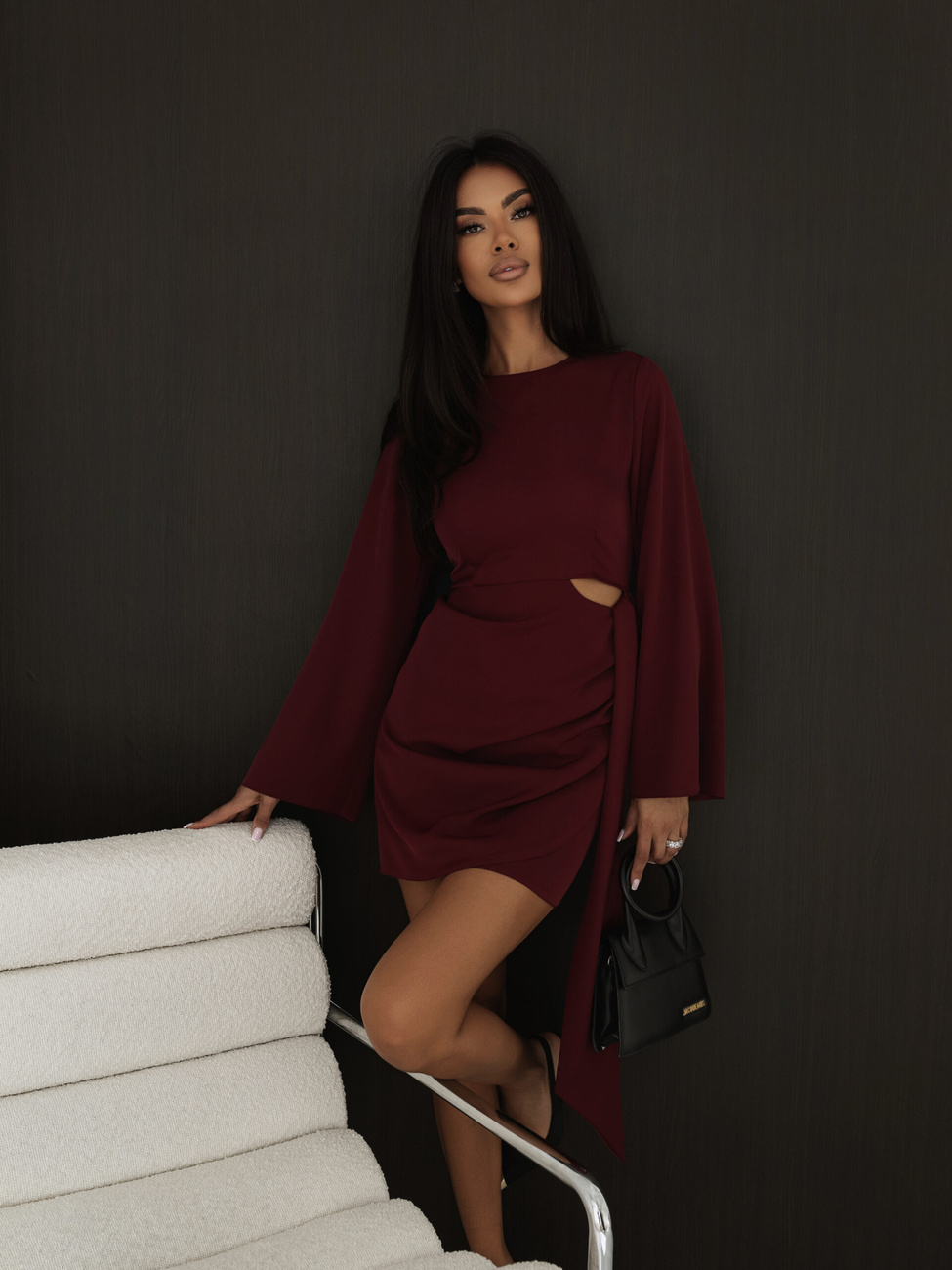 Elegancka sukienka z długą szarfą  NOIR – Bordo