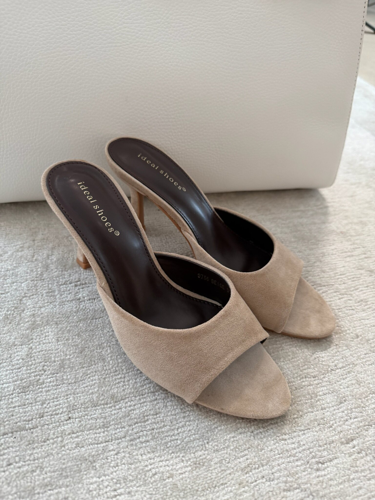 Klapki Camila na obcasie zamszowe jasnobeżowe 