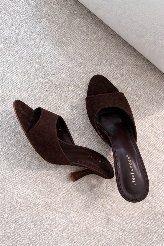 Klapki Camila na obcasie zamszowe czekoladowe